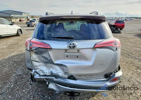2017 Toyota Rav4 Xle z USA, uszkodzony, nr VIN 2T3WFREV6HW393091